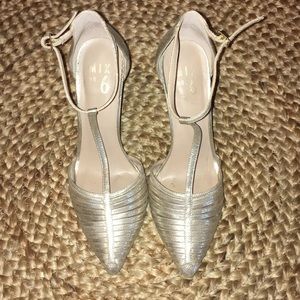 Drina pump Mix no 6 gold heels/ size 8.5